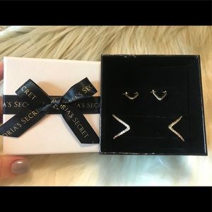 ❗️SOLD❗️Victoria’s Secret “V” Bracelet & Earrings